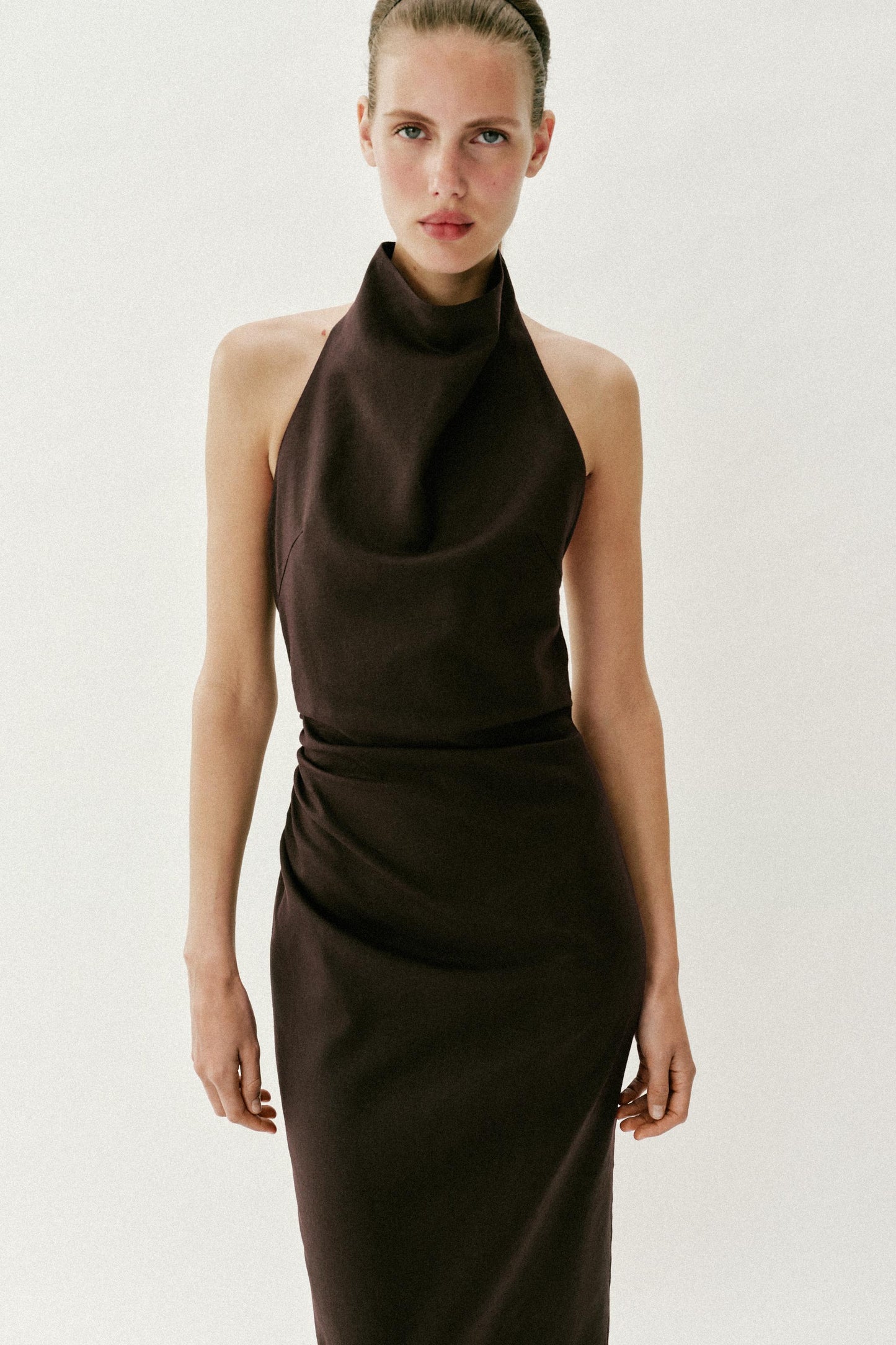 ROBE MI-LONGUE EN LIN À ENCOLURE AMÉRICAINE