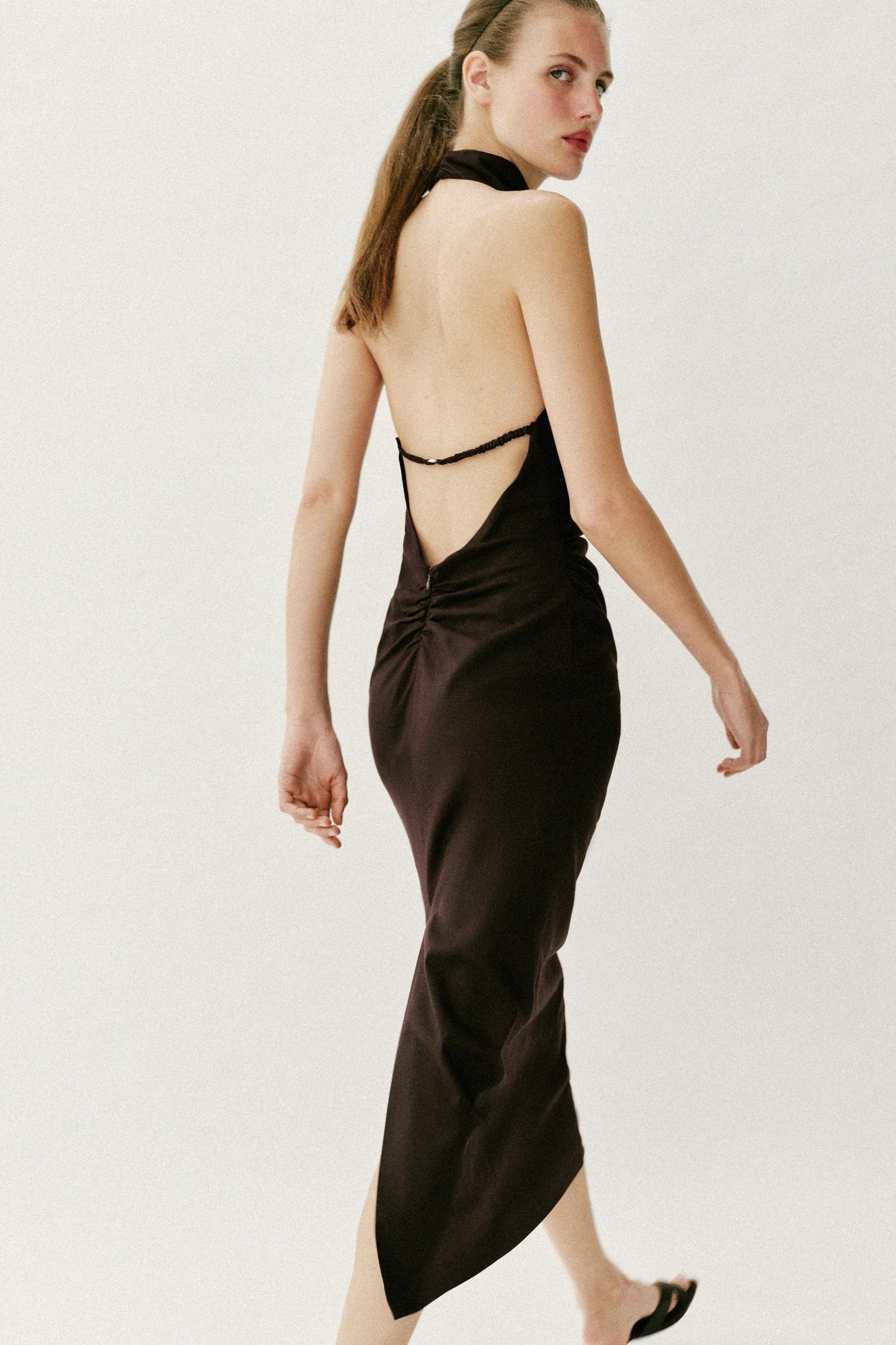 ROBE MI-LONGUE EN LIN À ENCOLURE AMÉRICAINE
